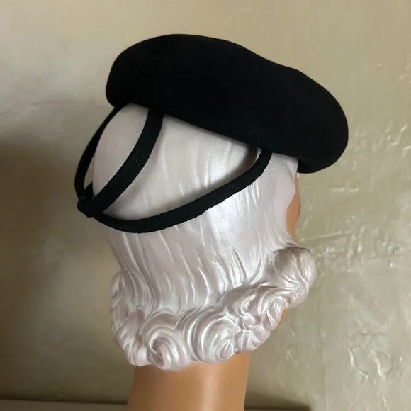 IMPRESSIVE 1930s' BLACK FELT TILT HAT WITH PINK FABRIC FLOWERS/LEAVES - Picture 5 of 10